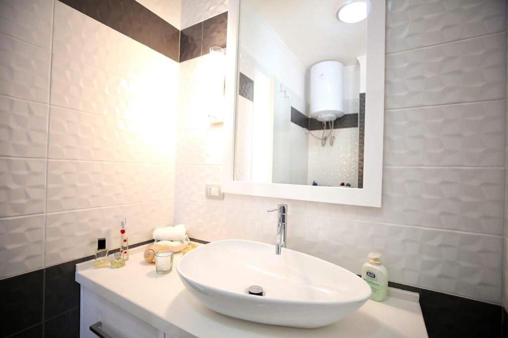 Iris Apartments Vlorë Exteriör bild